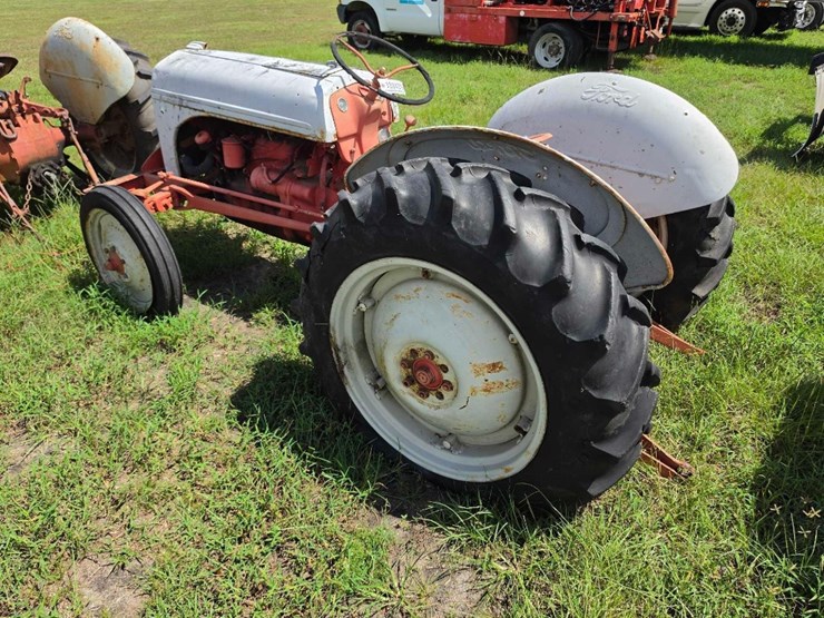 1950-ford-tractor-image-3