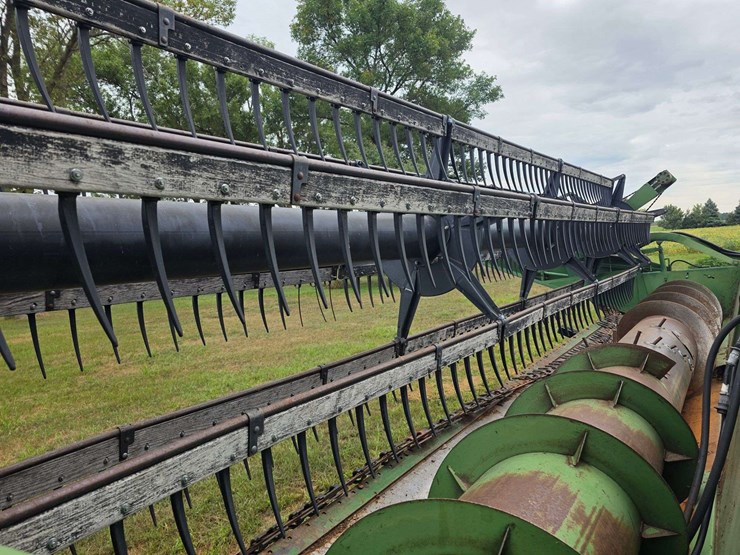 john-deere-220-image-5