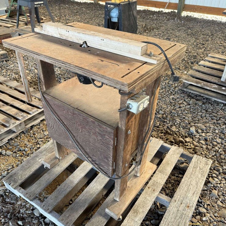 Wood Router Table w/ Router