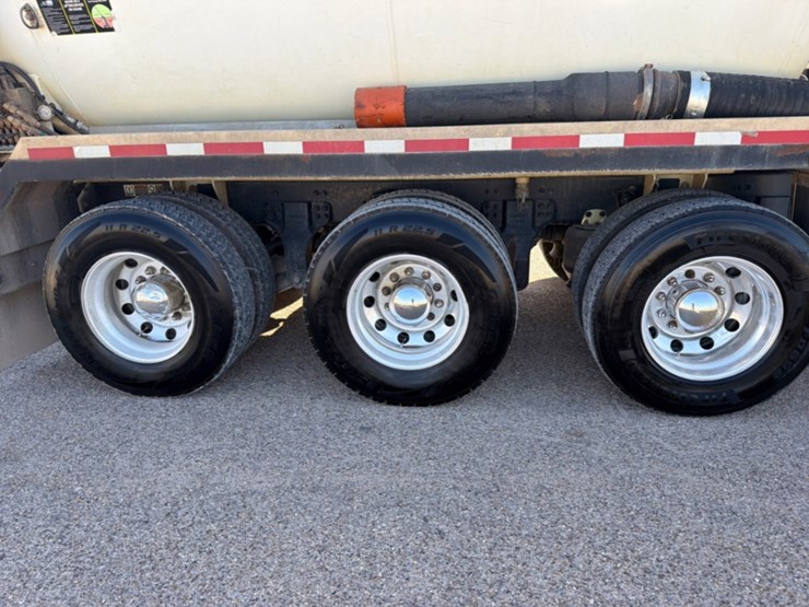 2024-kenworth-t880-image-11