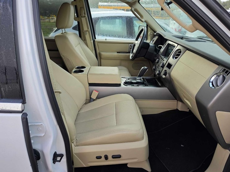 2017-ford-explorer-image-12