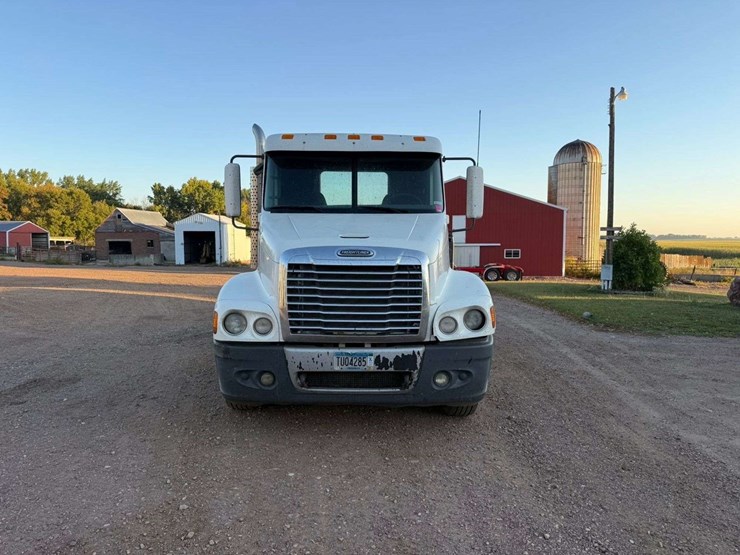 2005-freightliner-century-120-image-33
