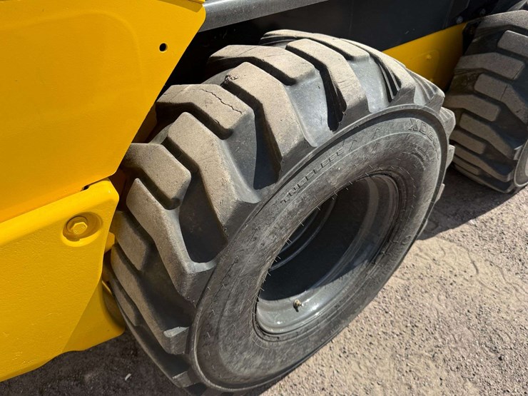 new-holland-l230-image-11