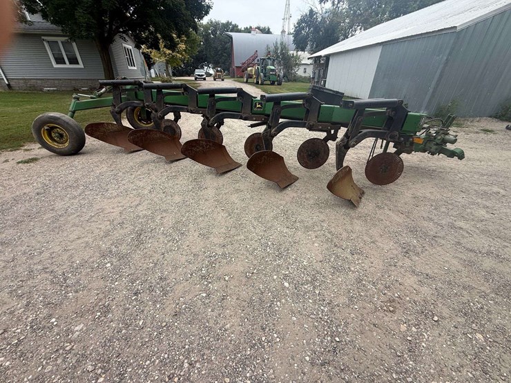 john-deere-2810-image-4