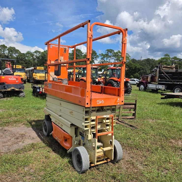 260 - JLG SCISSORLIFT 26'