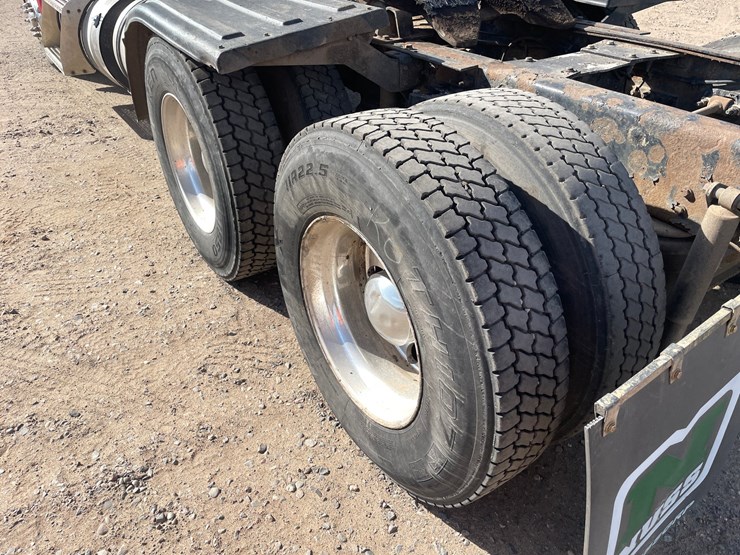 2012-peterbilt-388-image-10