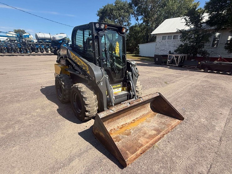 new-holland-l220-image-22