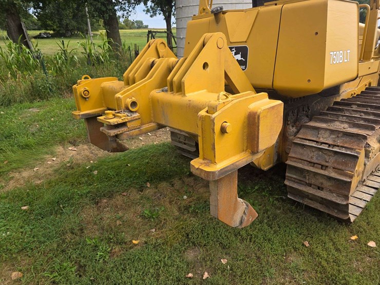 deere-750b-lt-image-18