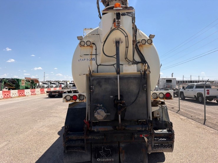 2020-peterbilt-567-image-12