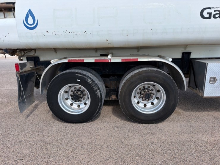 2009-peterbilt-367-image-5