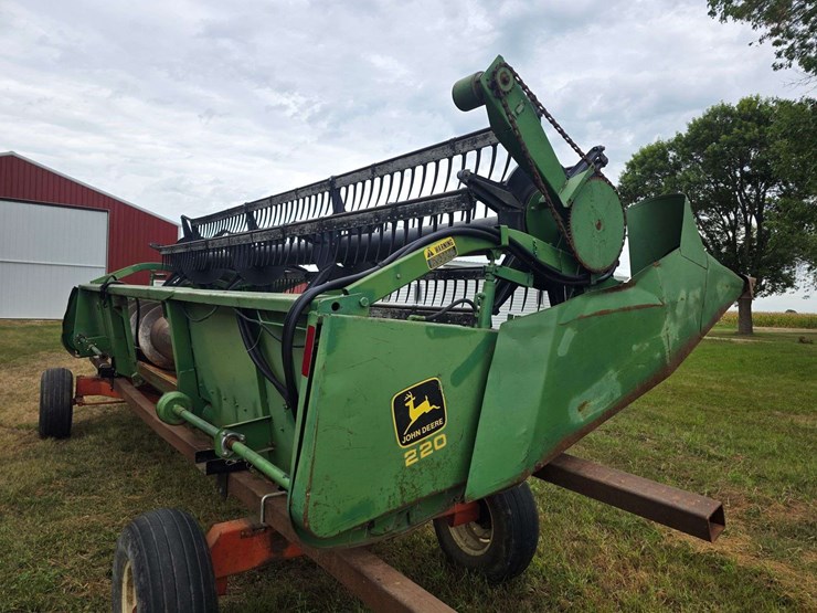 john-deere-220-image-11