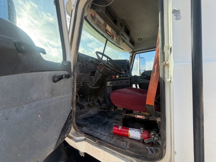 2011-mack-cxu613-day-cab-image-9