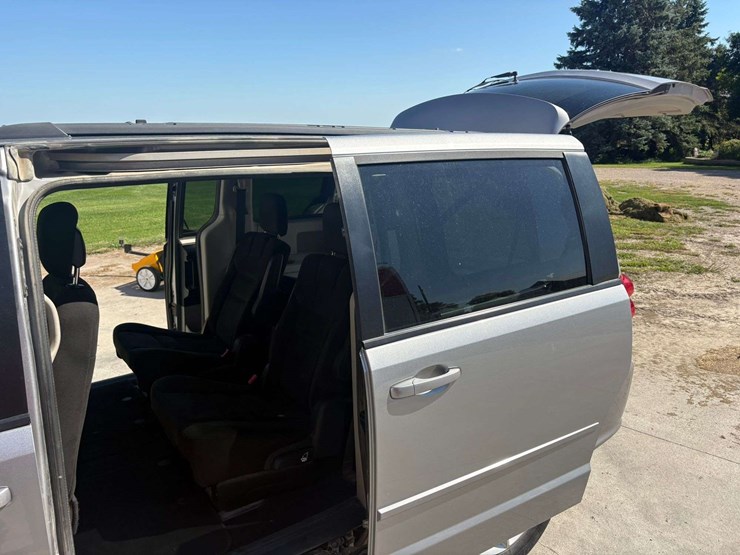 2016-dodge-grand-caravan-sxt-image-24