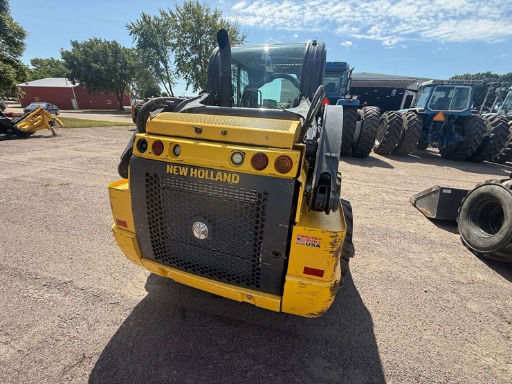 new-holland-l220-image-31