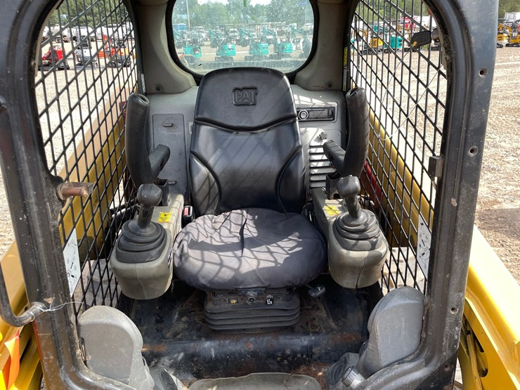 2013-caterpillar-236d3-image-24