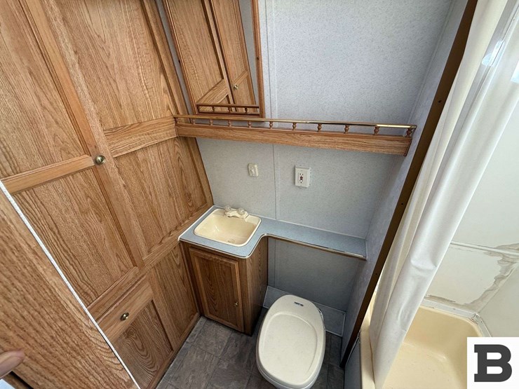 2002-tahoe-transport-21'-toy-hauler-travel-trailer-image-48