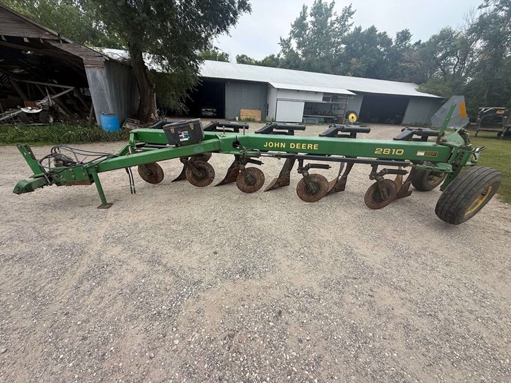 john-deere-2810-image-11