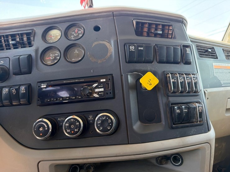 2020-peterbilt-567-image-18