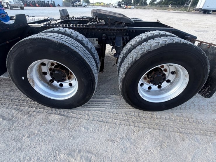 2011-mack-cxu613-day-cab-image-16
