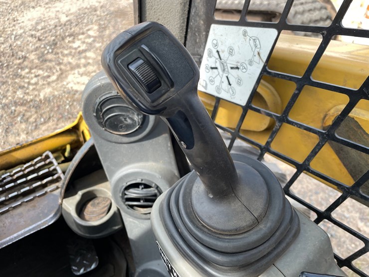2013-caterpillar-236d3-image-35