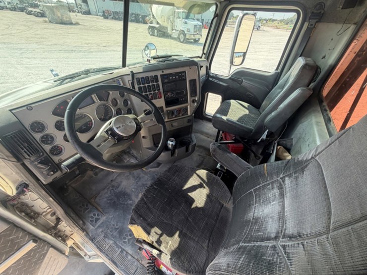 2015-mack-cxu613-day-cab-image-10