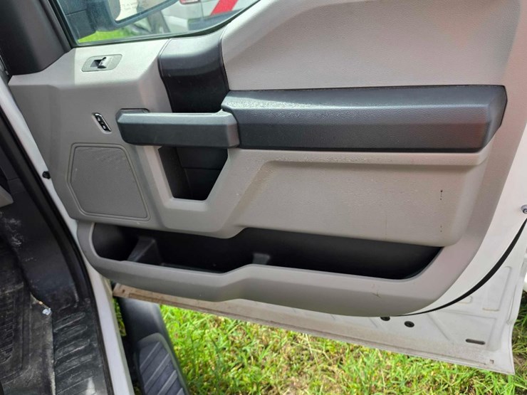 2018-ford-f150-xl-image-8