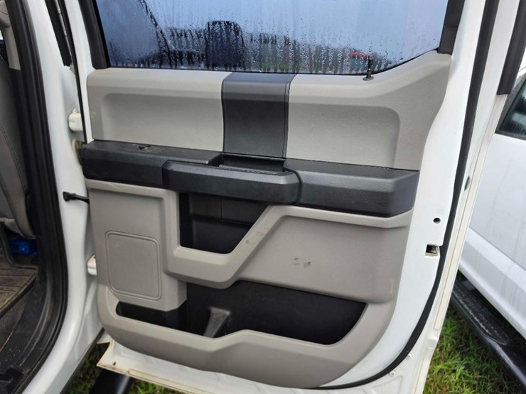 2021-ford-f250-xl-image-8
