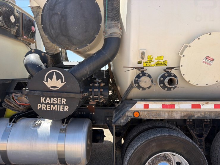 2019-peterbilt-567-image-14