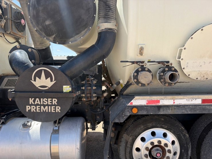 2020-peterbilt-567-image-15