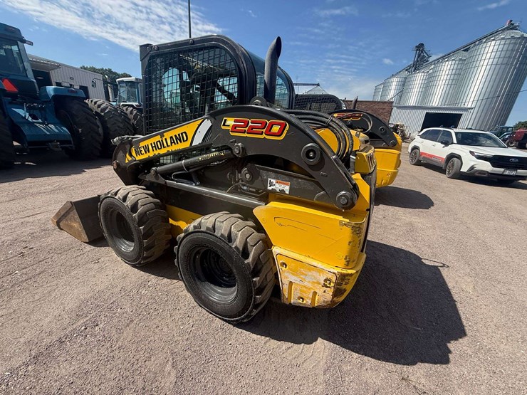 new-holland-l220-image-37