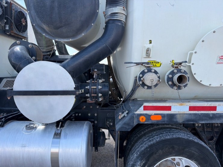 2018-peterbilt-567-image-14