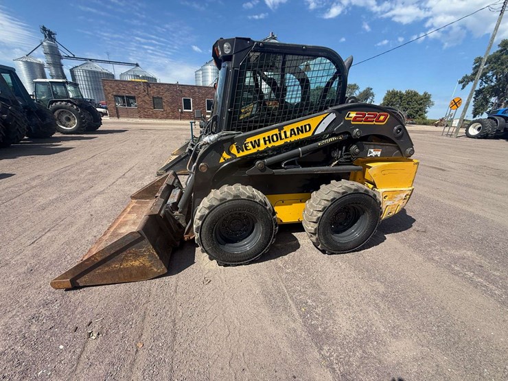 new-holland-l220-image-1