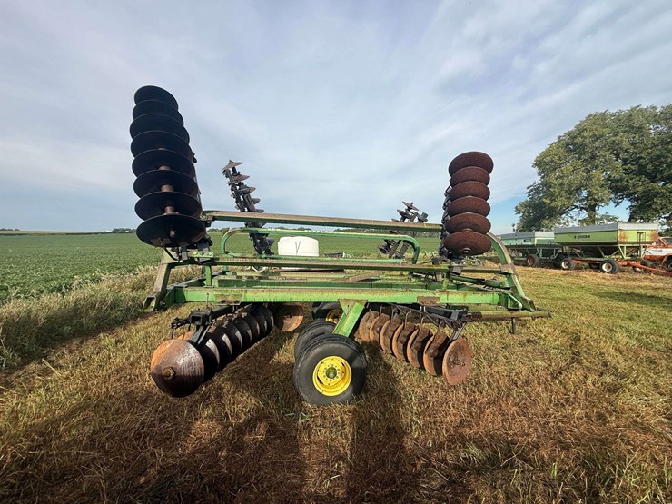john-deere-235-image-8