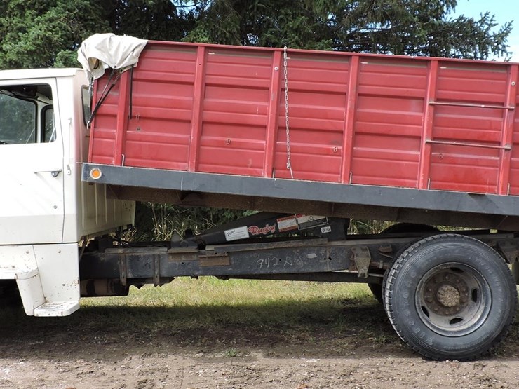 1985-ford-700-image-2