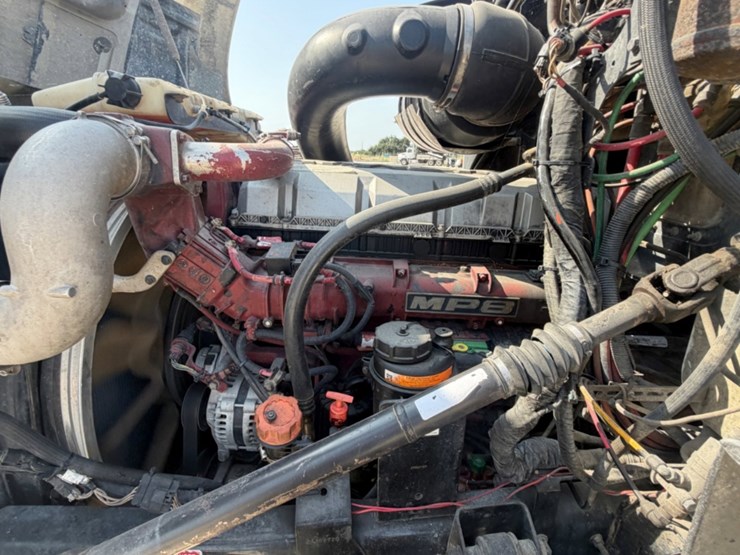 2015-mack-cxu613-day-cab-image-12