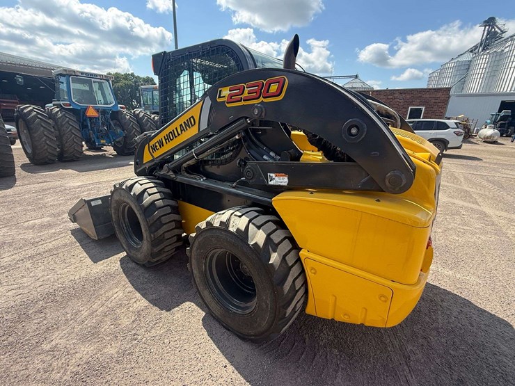 new-holland-l230-image-2