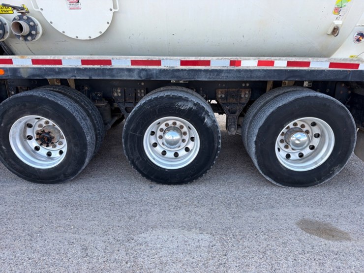 2018-peterbilt-567-image-13