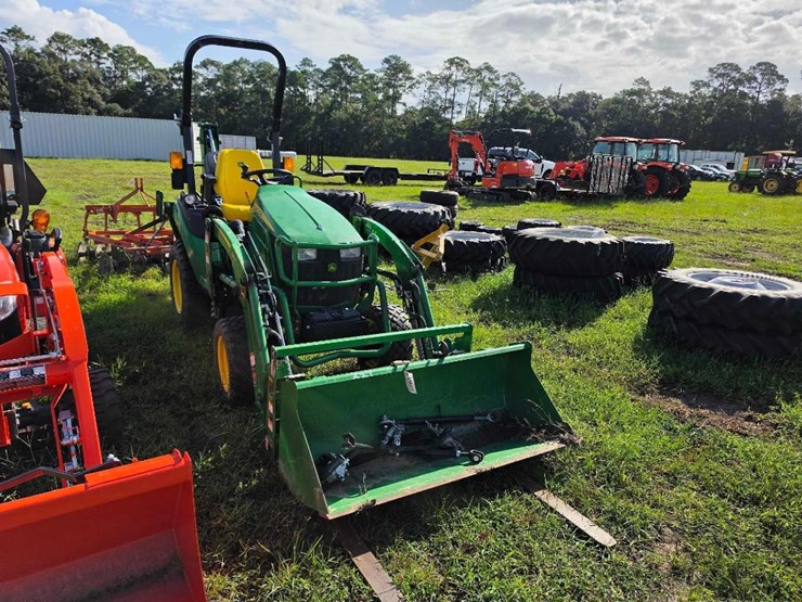 2021-john-deere-2025r-image-1