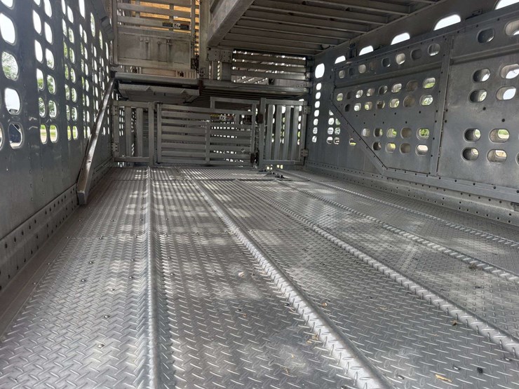 2003-wilson-livestock-trailer-image-23