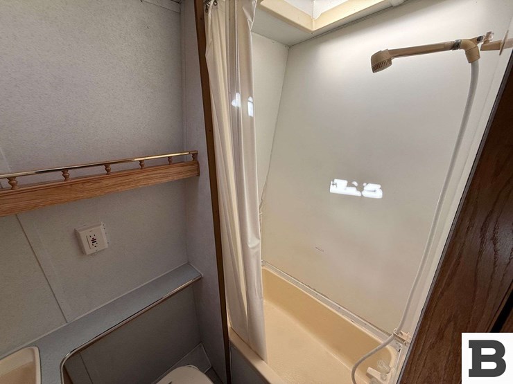 2002-tahoe-transport-21'-toy-hauler-travel-trailer-image-49