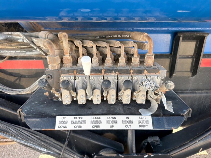 2012-peterbilt-367-image-11