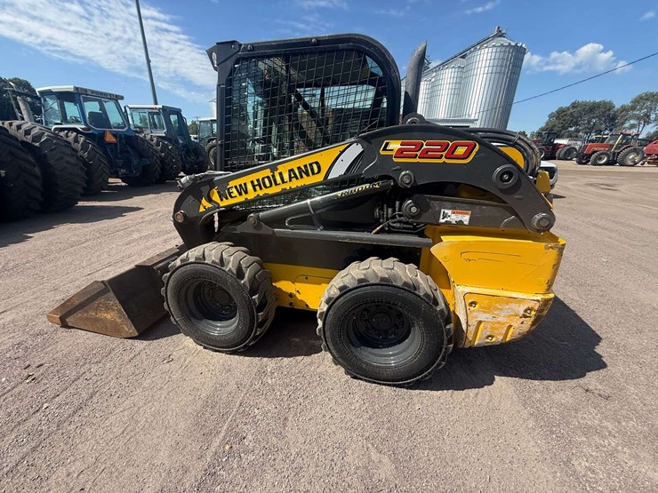 new-holland-l220-image-39