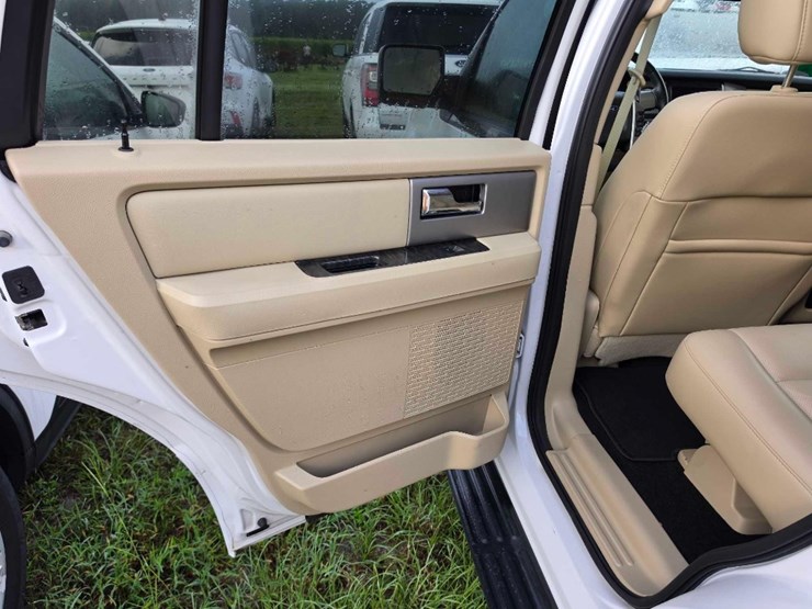 2017-ford-explorer-image-16