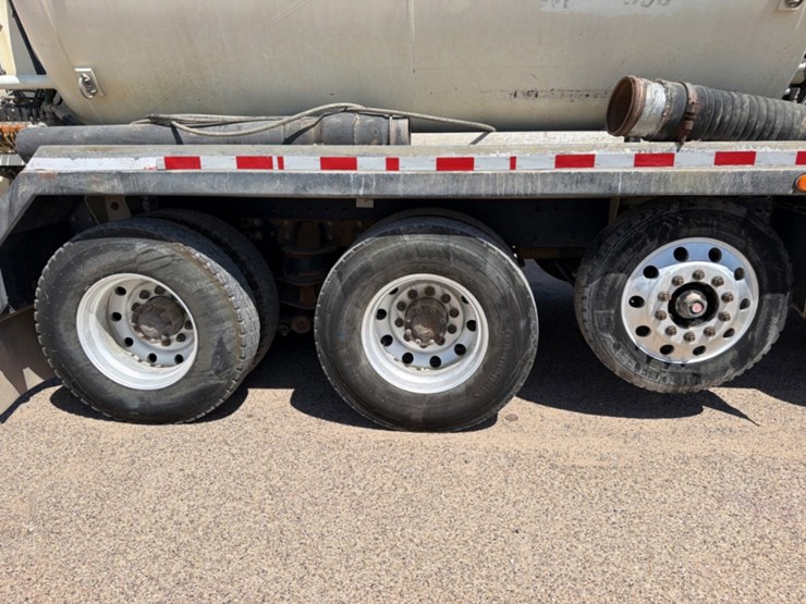 2020-peterbilt-567-image-8