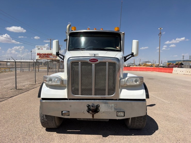2019-peterbilt-567-image-2