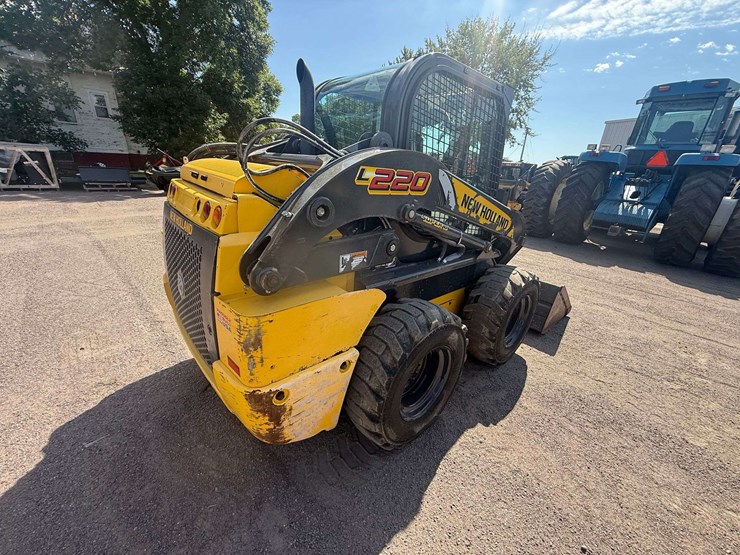 new-holland-l220-image-28