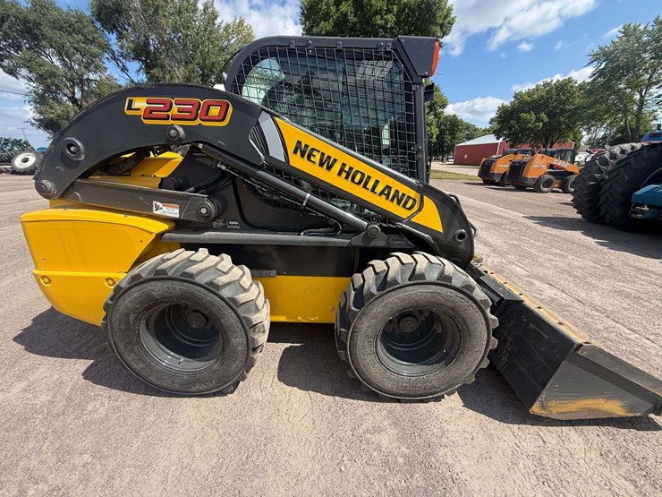 new-holland-l230-image-8