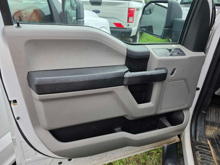 2017-ford-f150-xl-image-10