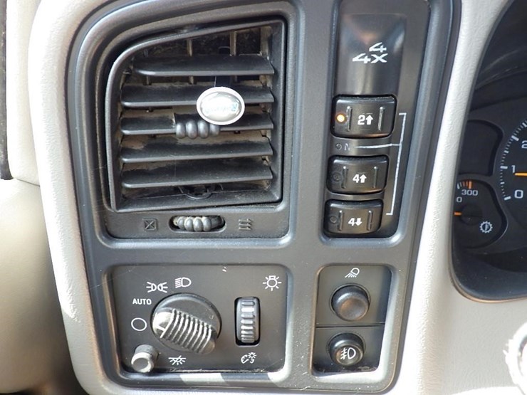 2004-chevrolet-2500hd-image-27
