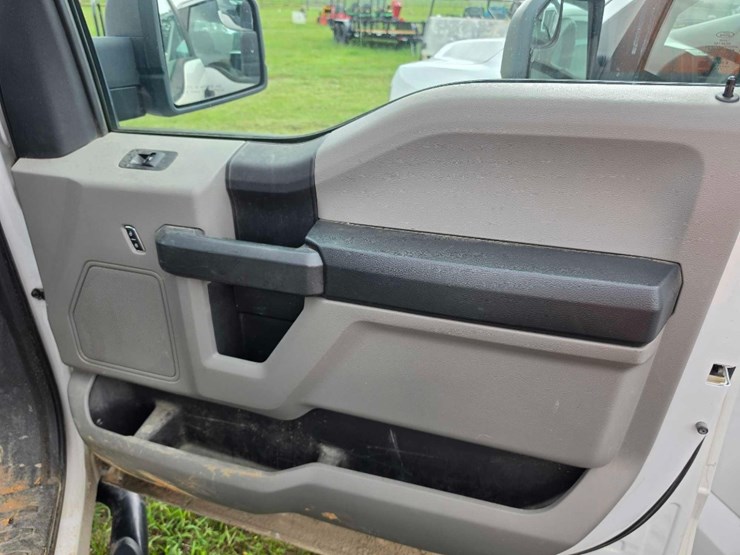 2017-ford-f150-xl-image-8